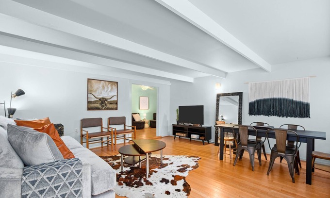 Riverside House | Bloom's Historic Home on Riverside: 5 min to Downtown & Ladybird Lake! Sleeps 10