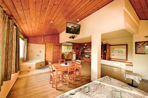 Amirim Cabin | Bloom's Studio: Relax with Pool & Hot Tub Amenities