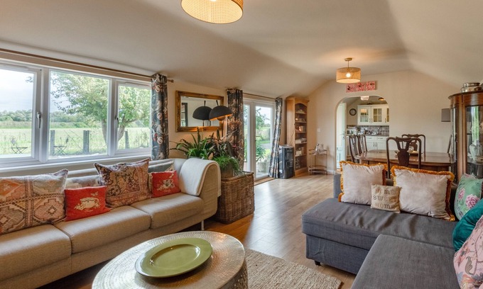 Thistley Green House | Blossom Cottage: Family-Friendly Retreat for 6 Guests