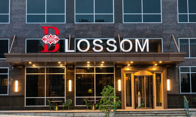 Texas Medical Center Hotel | Experience Blossom Hotel Houston: Rated 9.2 with Pool & Spa
