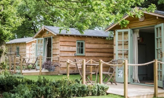 Beccles Cabin | Cozy Blossom Lodge with Kitchen and Breakfast in Wangford