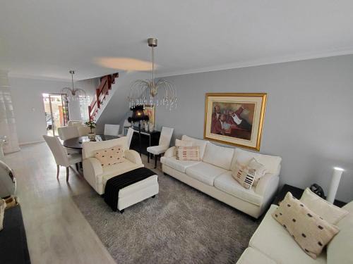 Bloubergstrand House | Elegant Eight Tafelzicht: Family-Friendly with Breakfast