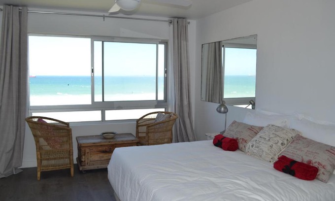 Bloubergstrand Apartment | Oceanfront Blouberg Studio with Pool & Top Guest Ratings