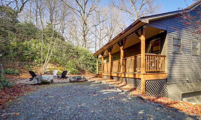 Blowing Rock House | Blowing Rock Retreat with Cozy Deck and Fire Pit