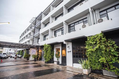 Surat Thani Hotel | Stylish Blu Monkey Hub & Hotel Surat Thani with Breakfast