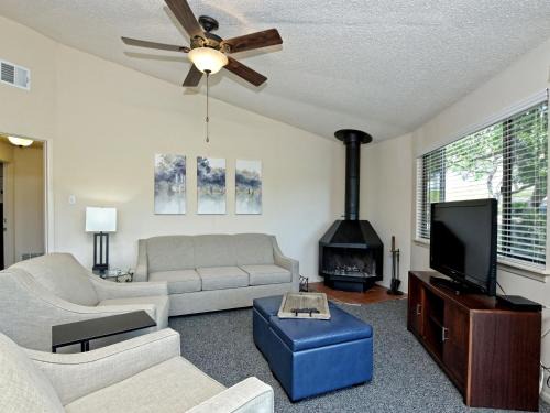 Lakeway House | Delightful Blue Agave Bungalow with Pool & Hot Tub