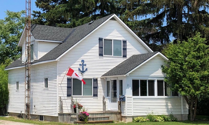 Grand Bend House | Blue Anchor Cottage: Family Retreat Steps from GB Strip