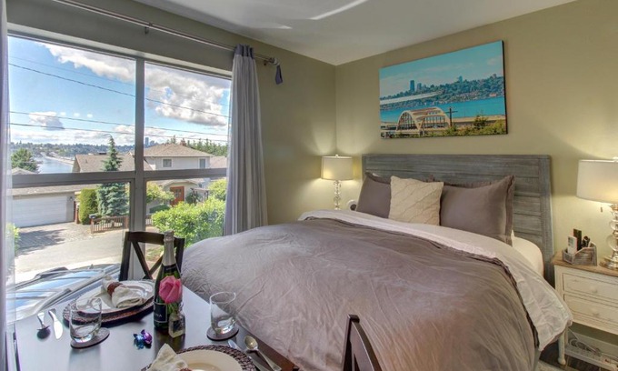 Mercer Island House | Family-Friendly Blue Angels Room with Hot Tub on Mercer Island
