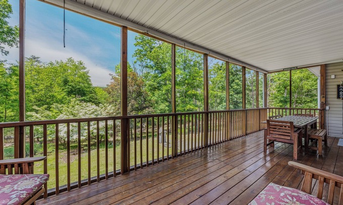 Berkeley Springs House | Welcoming Blue Badger Cottage with Pool & Breakfast