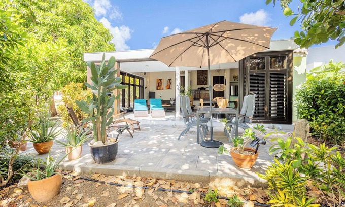 Sint Michiel Apartment | Blue Bay's Tropical Art Escape