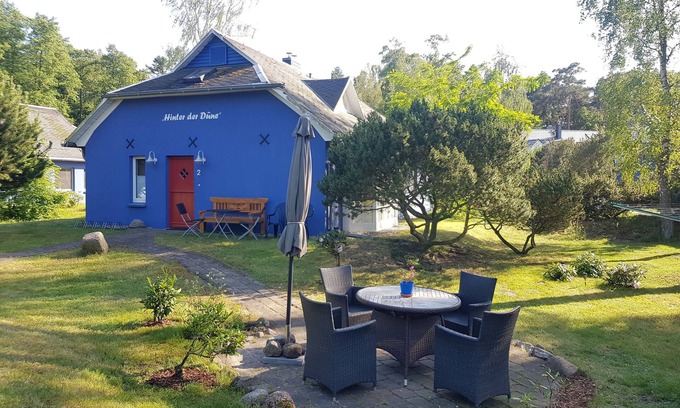 Ostvorpommern Apartment | Blue beach house behind the dune - 1st row, 20m to the beach - Blue beach house