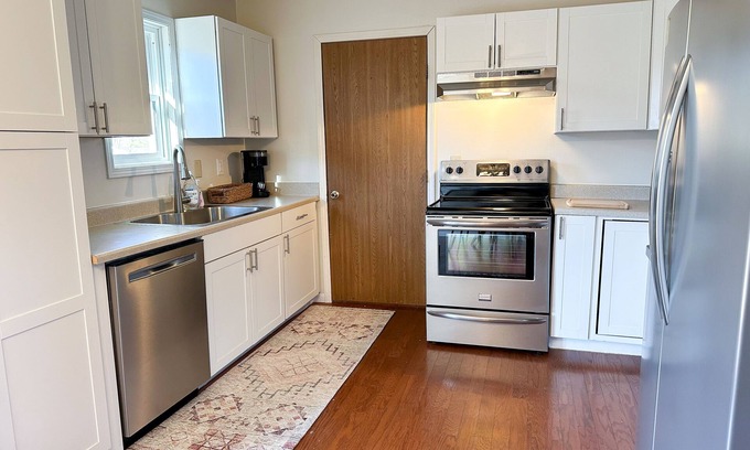 St. Robert House | Cozy Blue Bird Inn: Steps from FLW with Pet-Friendly Amenities