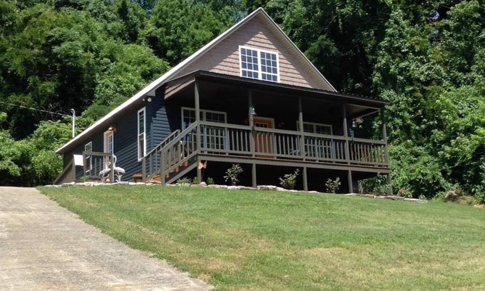 Estillfork House | Idyllic Blue Cabin by the Creek - Guest Rated 9.8