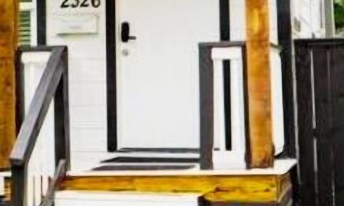 Southeast Houston House | Unforgettable Blue Crush Hotel with Spa & Hot Tub Access