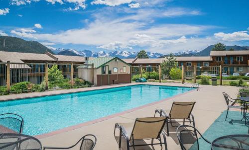 Estes Park Hotel | Welcoming Blue Door Inn: Pet-Friendly Stay with Pool Access