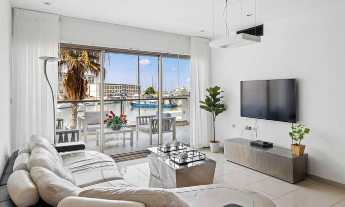 Herzliya Pituach Apartment | Experience Blue Dream Marina View: Pool, Gym & Family Fun