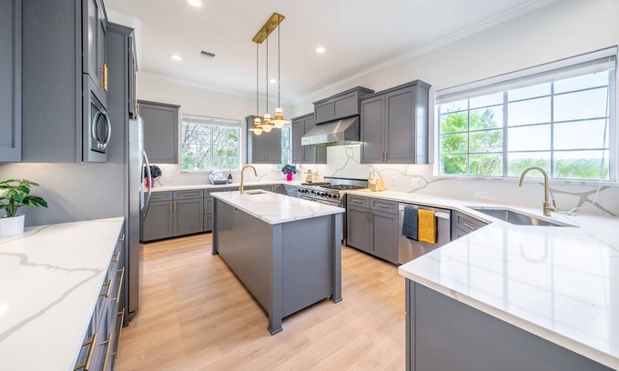 West Oak Hill House | Unforgettable Stay at Blue Dreams ATX: Pool, Spa & Firepit