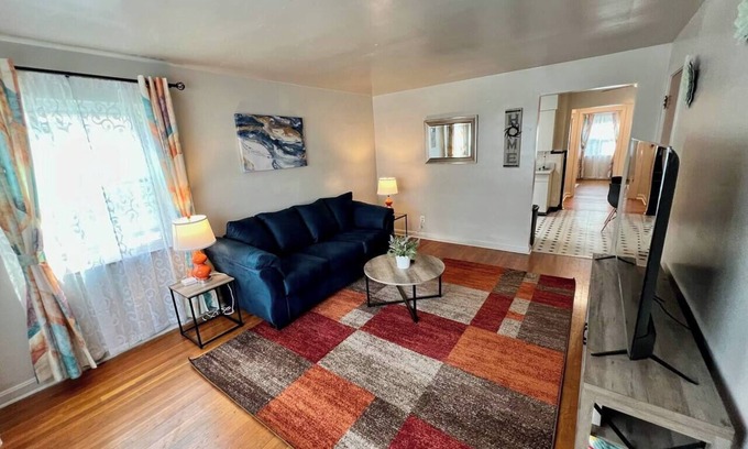 Westwood Apartment | Bright Apartment with Kitchen & Breakfast for Families