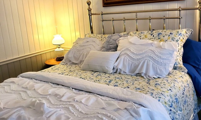 Pikeville Bed & Breakfast | Cozy Blue Fields Room at Cascade Inn with Pool and Kitchen