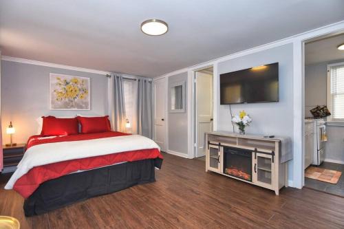 Tulsa Ski Chalet | Inviting Blue Flamingo's Guest House near Downtown Expo