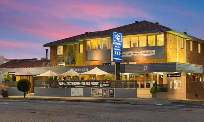 Waitara Hotel | Relax at Blue Gum Hotel: Pool, Restaurant & Family Fun