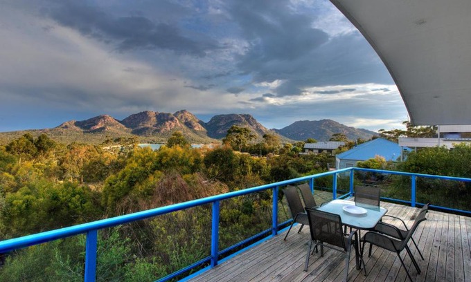 Coles Bay House | Discover Blue Gum Retreat: Child-Friendly 4-Star Escape