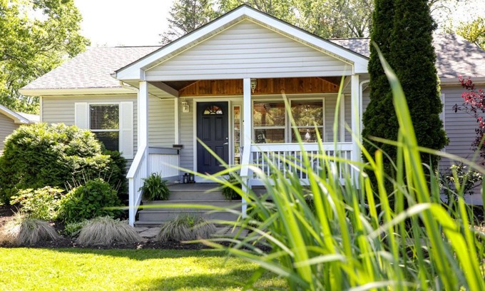New Buffalo Cottage | Top-Rated New Buffalo Beach Hotel with Ocean View & More