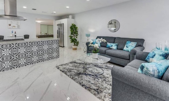 Hialeah House | Blue Haven - Hialeah | 5 Bdr., Priv. Pool, Near Airport!