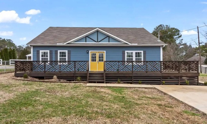 Huntsville House | Family-Friendly Blue Haven: A Perfect Getaway Awaits