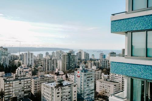 Downtown Vancouver Hotel | Discover Blue Horizon Hotel: 4-Star Retreat with Pool & Dining