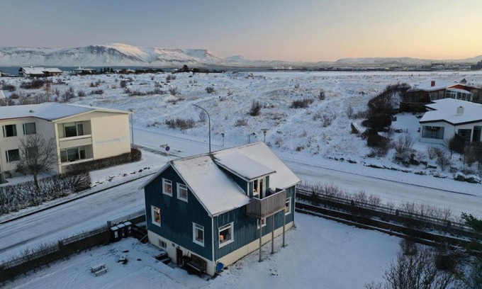 Seltjarnarnes Bed & Breakfast | Oceanfront Blue House B&B: Eco-Friendly Retreat with Views