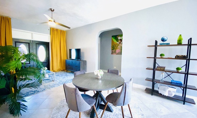 Estate Saint George Apartment | Exceptional Blue House West by the Botanical Gardens