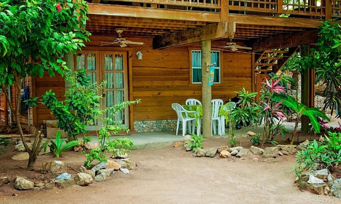 Antoneys Cay Apartment | Discover Blue Island Divers Casa Descanso with Ocean Views