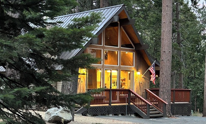 Shaver Lake Cabin | Bluejay Cabin: Ideal Getaway Near the Lake with Great Amenities