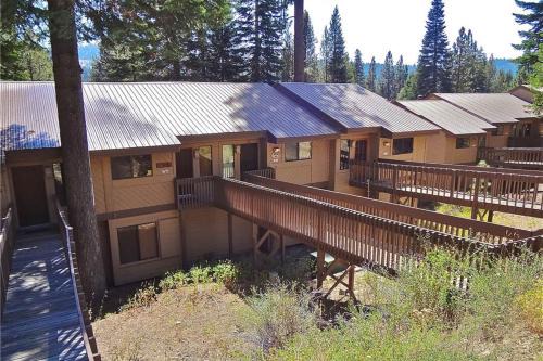 Lakeshore Apartment | Premier Family Retreat at Blue Jay Condominium with Pool