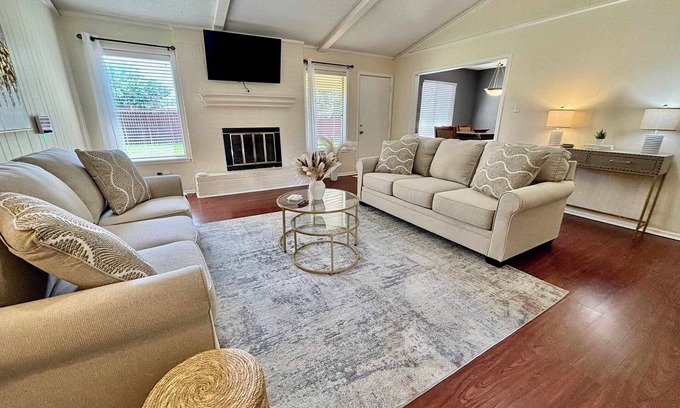 Lubbock House | Family-Friendly Blue Jay's Magnolia with Kitchen & Breakfast