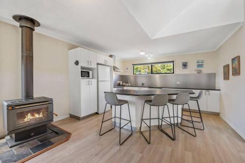 Falmouth House | Discover Blue Lagoon Coastal Retreat - Pet & Child Friendly