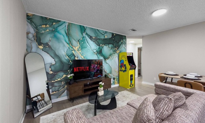 Pemberton Heights Apartment | Blue Magic UT Austin PacMan! Sleeps 5! Close to DT