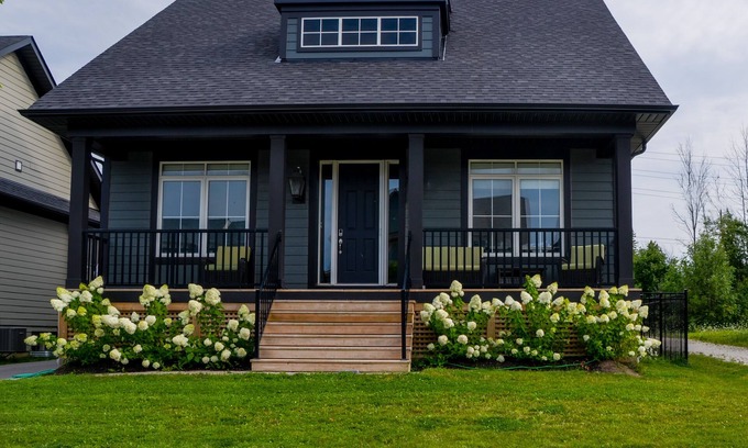 The Blue Mountains House | Relaxing Blue Mountains Ski Chalet with Hot Tub & Nearby Village