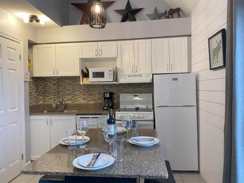 Craigleith Apartment | Inviting Blue Mountain 2 Story Studio Loft with Ocean View