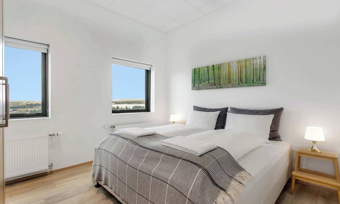 Kopavogur Apartment | Scenic Blue Mountain Apartments - Corner Studio with View