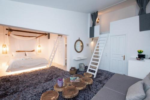 Arachova Apartment | Relax at Blue Mountain Guesthouse with Hot Tub & Breakfast