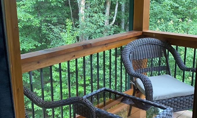 Morganton House | Blue Mountain Heaven: Family-Friendly Retreat with Breakfast