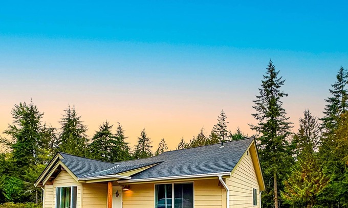 Port Angeles House | Pet-Friendly Blue Mtn Bungalow: Modern Cabin Escape