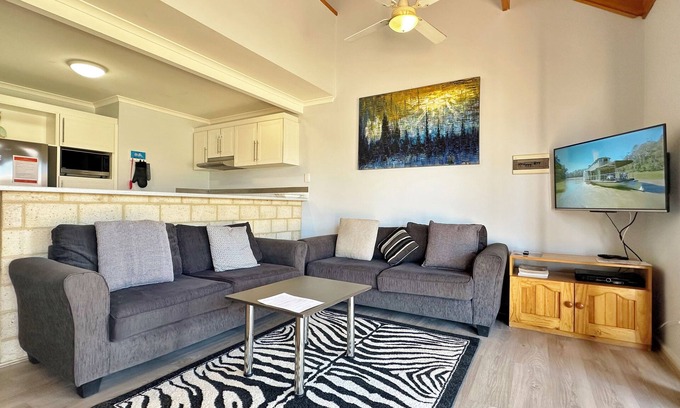 Kalbarri Apartment | Discover Blue Ocean Villa 3 in Kalbarri - Family-Friendly Stay