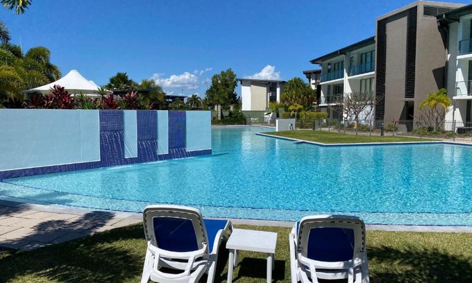 Nelly Bay Hotel | Cozy Blue on Blue Studio Room with Pool & Fireplace