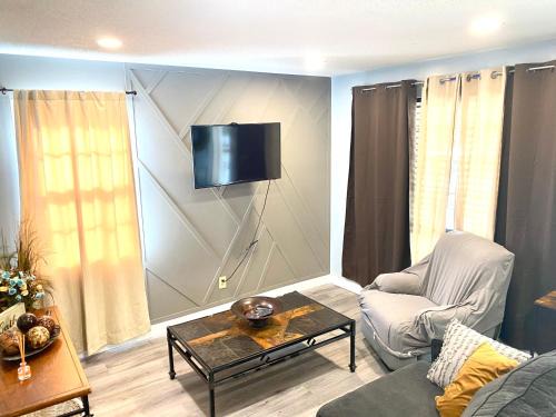 Berclair House | Comfortable Blue Oval Retreat with 2 Bedrooms & King Bed