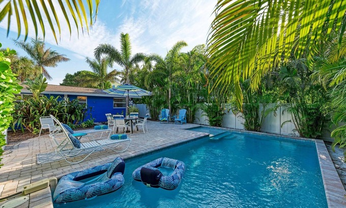 Holmes Beach House | Unforgettable Blue Pelican: Poolside Bliss Near the Beach