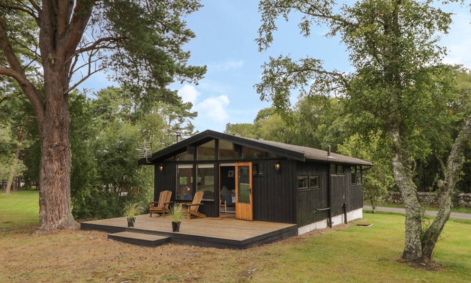 Dornoch Cottage | Family-Friendly Blue Pine Lodge with Oceanfront Views