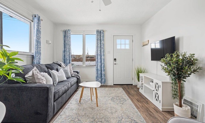 Drumheller House | Helen's Hideaway: Family-Friendly Getaway for Up to 9 Guests